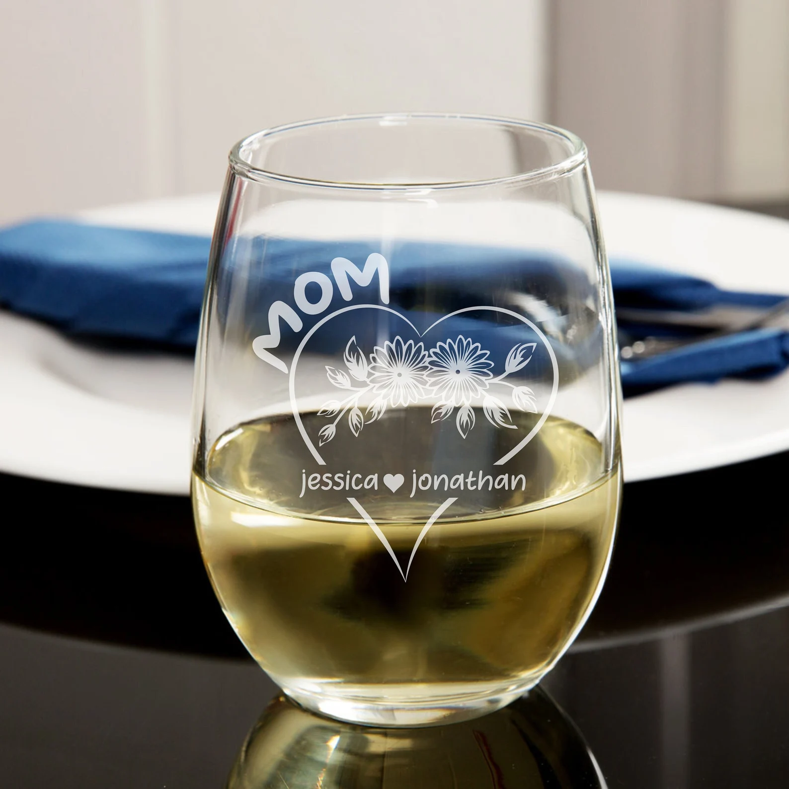 Personalized Mother’s Day Wine Glass – Custom Engraved Flower Design, Family Names in Heart, Stemless Wine Glass Gift for Mom, Gift for Her