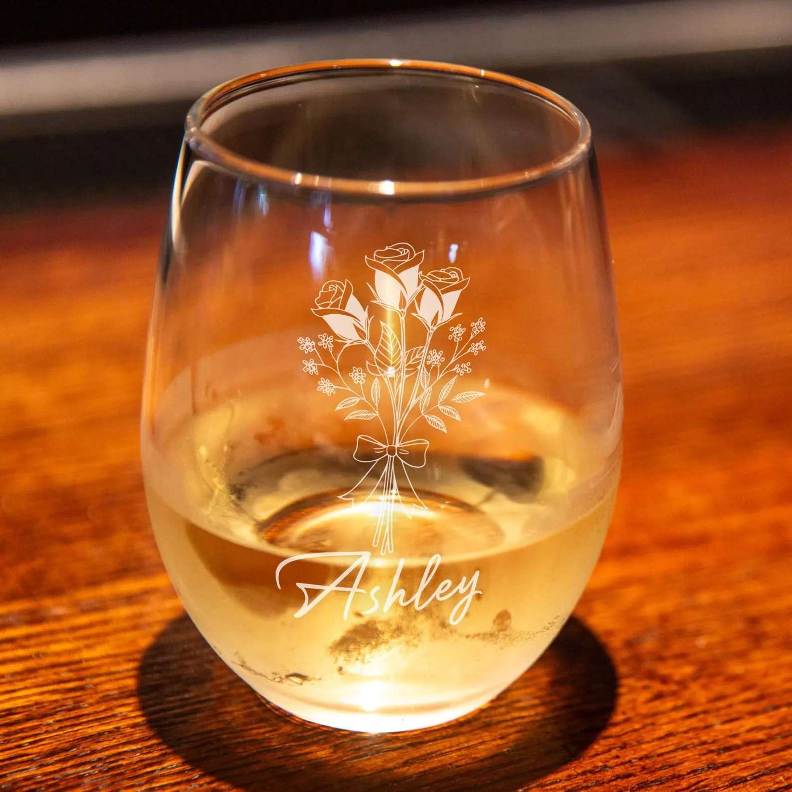 Personalized Engraved Stemless Wine Glass – Elegant Bouquet of Roses Design, Custom Floral Etched Gift for Her, Mom, Wife, Mother’s Day Gift
