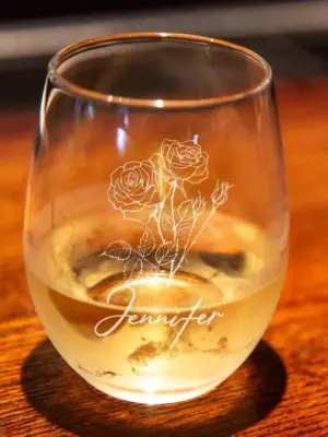 Personalized Engraved Birth Flower Wine Glass – Custom Mother’s Day Gift, Bridesmaid Proposal, Floral Glass for Mom, Unique Gift for Her